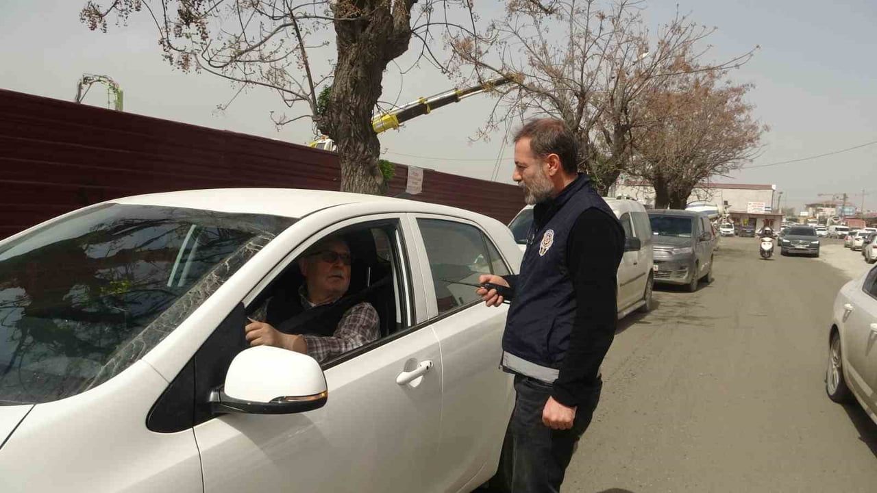 Hatay'da polis ekipleri Antakya'da hatalı park denetimi yaparak sürücüleri uyardı