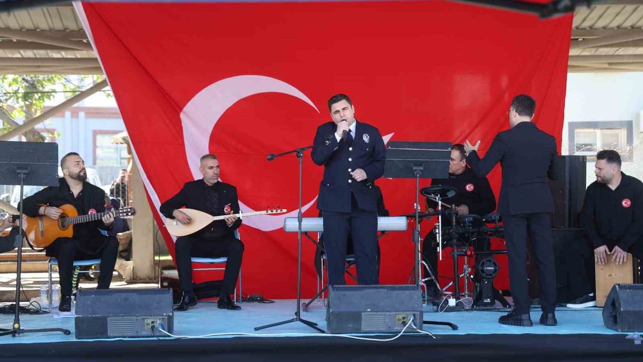 Hatay'da Polis Haftası Şenliği: Polisler Şarkı ve Türkülerle Sahneyi Canlandırdı