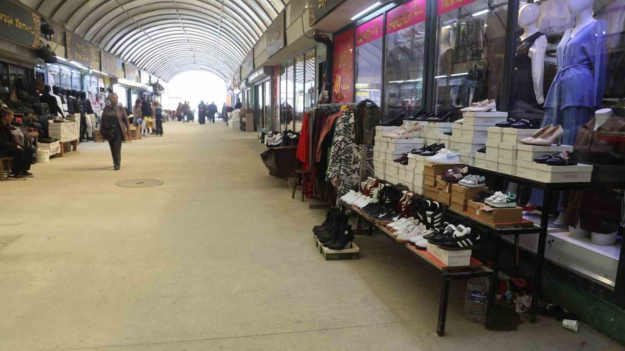Hatay'da prefabrik çarşıda ayakkabı hırsızlığı: Numara kontrolü yapıp yaklaşık 50 bin TL çaldılar