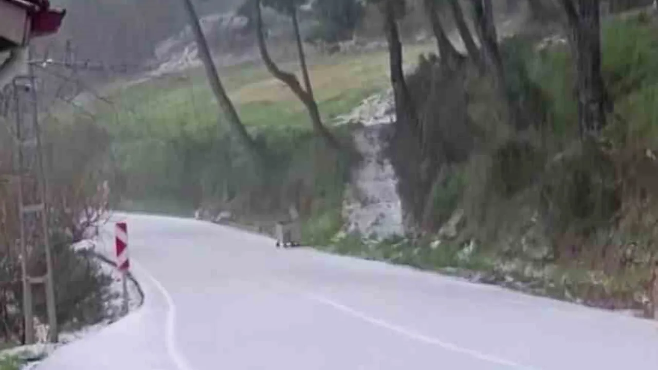 Hatay'da sabah dolu yağışı: Samandağ ve Yayladağı beyaza büründü