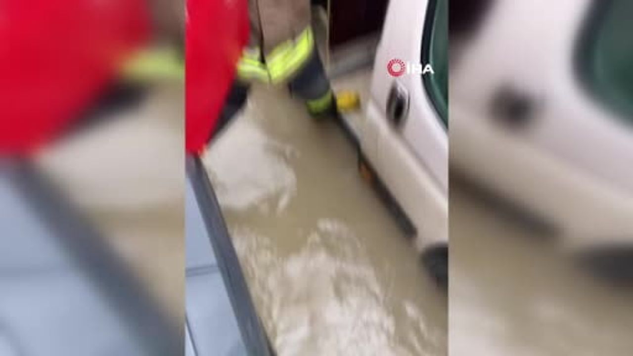 Hatay'da sel: Göle dönen yolda mahsur kalan servis öğrencileri itfaiye tarafından kurtarıldı