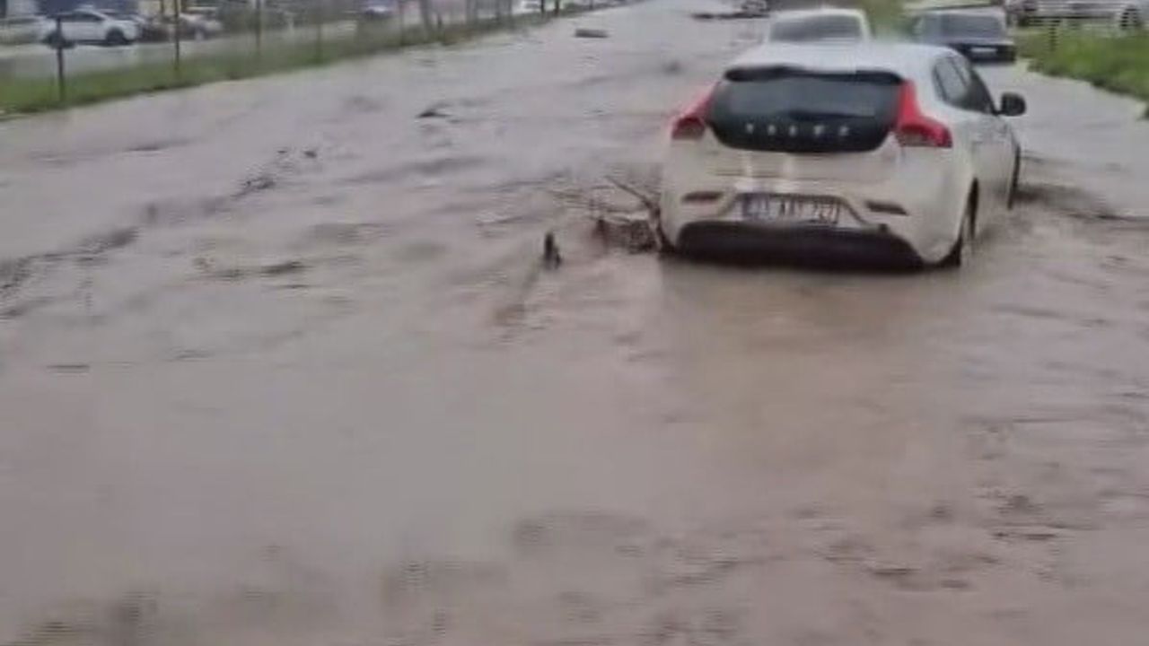 Hatay'da sel nedeniyle kapanan Antakya-Reyhanlı yolu yeniden ulaşıma açıldı