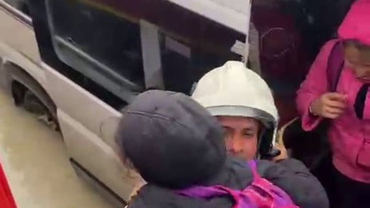 Hatay’da selde mahsur kalan servis: 6 öğrenci ve 2 yetişkin itfaiye tarafından kurtarıldı