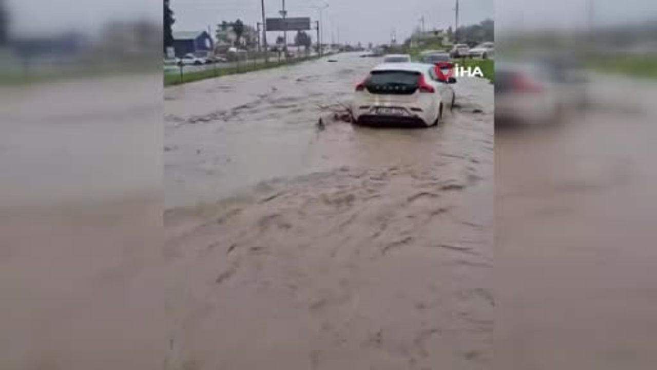 Hatay’da selde mahsur kalan servis öğrencileri itfaiye tarafından kurtarıldı