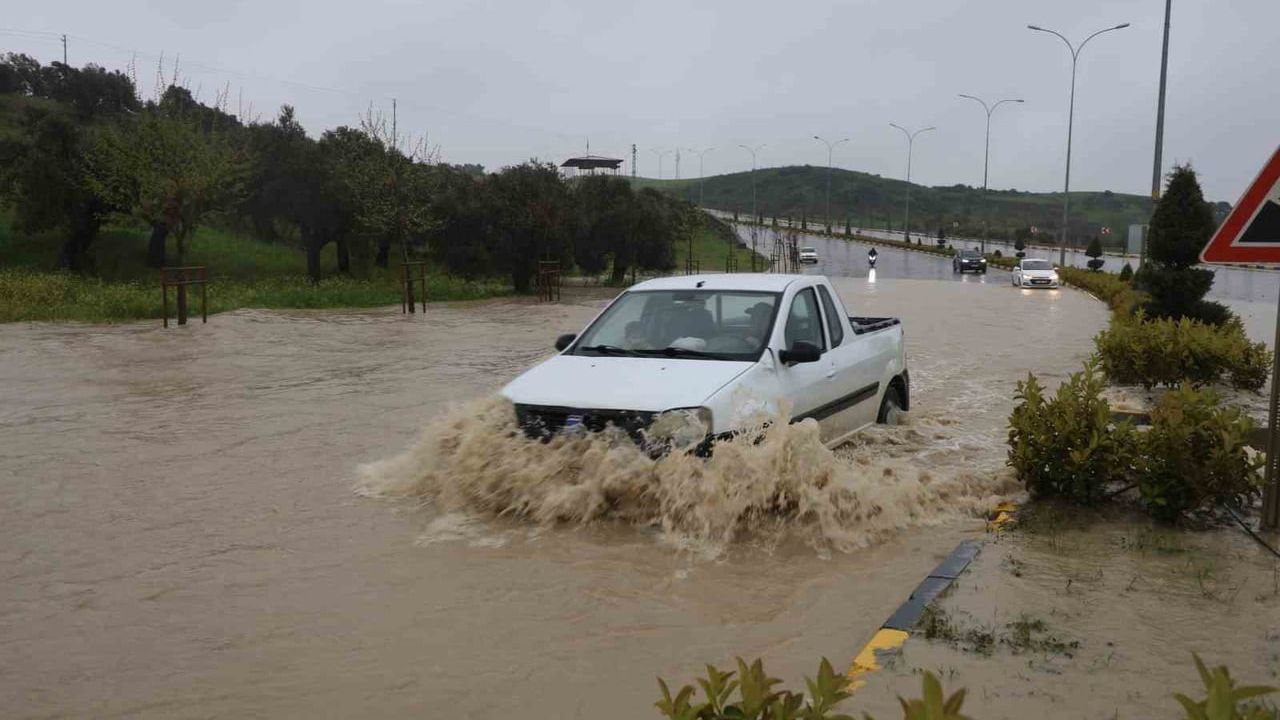 Hatay'da şiddetli yağış: Antakya Saraycık'ta yollar göle döndü, araçlar havadan görüntülendi