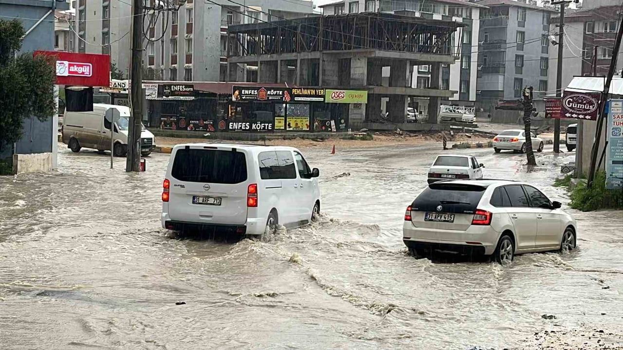 Hatay’da Şiddetli Yağış Yolları Göle Çevirdi, Araçlar Mahsur Kaldı