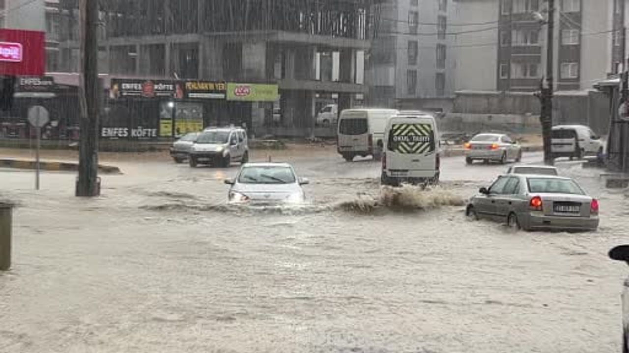 Hatay’da şiddetli yağış yolları göle döndürdü, araçlar itfaiye tarafından kurtarıldı