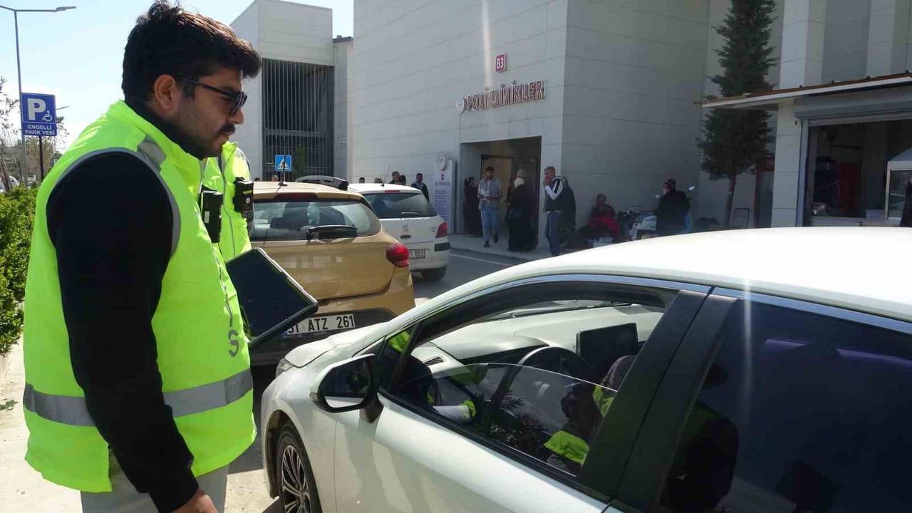 Hatay'da sivil trafik denetimi: Engelli parklarına hatalı park edenlere sözlü uyarı