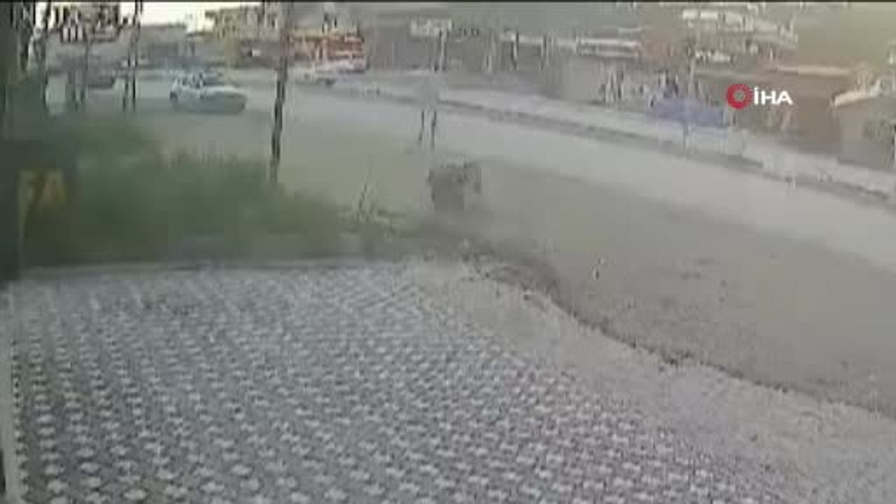 Hatay Defne'de hafriyat kamyonu orta refüje çarpıp devrildi: Sürücü yaralandı