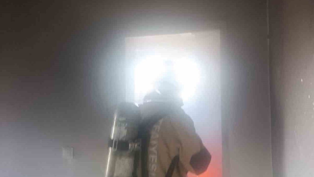 Hatay'ın Kumlu ilçesinde ev yangını itfaiyenin hızlı müdahalesiyle kontrol altına alındı