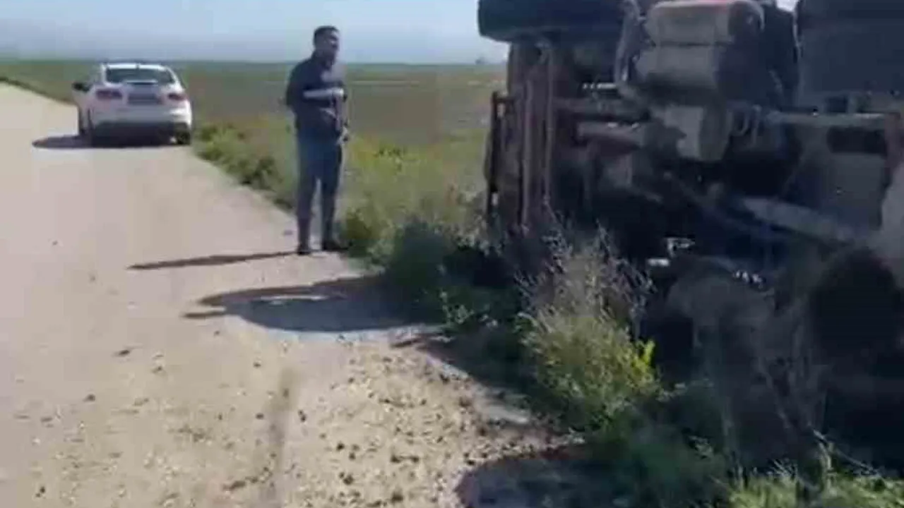 Hatay'ın Kumlu ilçesinde tır devrildi; sürücü hafif yaralandı