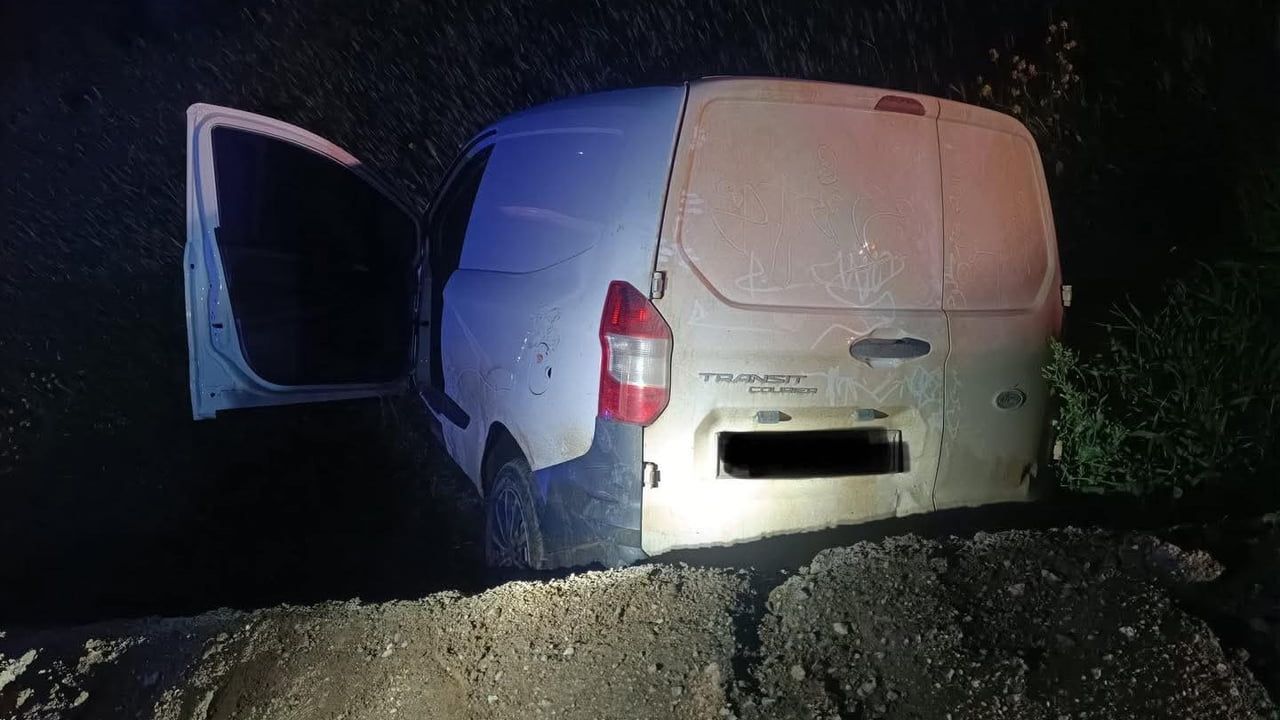 Hatay Kırıkhan'da şarampole devrilen hafif ticari aracın sürücüsü yaralandı