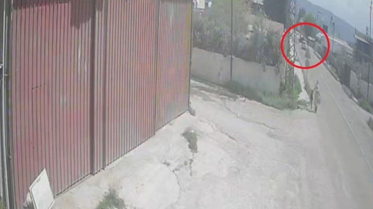 Hatay Kumlu'da iki otomobil çarpıştı: 4 yaralı, muhtar yola kasis talep etti