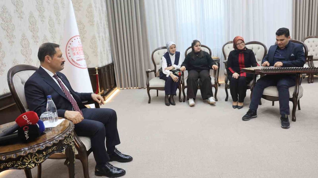Hatay Valiliği'nde Otizm Farkındalık Günü: Ertuğrul'un kanun ve şarkısı valiyi etkiledi