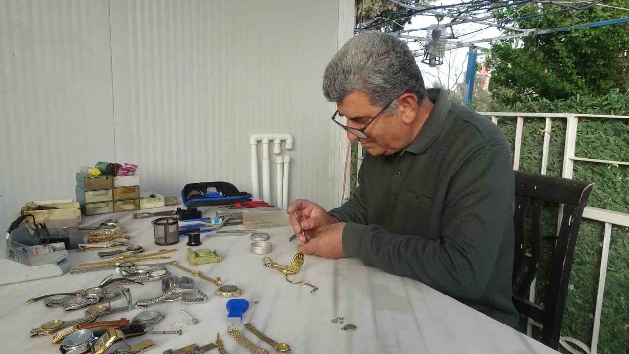 Hataylı Saat Ustası Ali Yardımcı: 35 Yılın Ardından 12 Yıldır Evinde Saat Tamiri Yapıyor