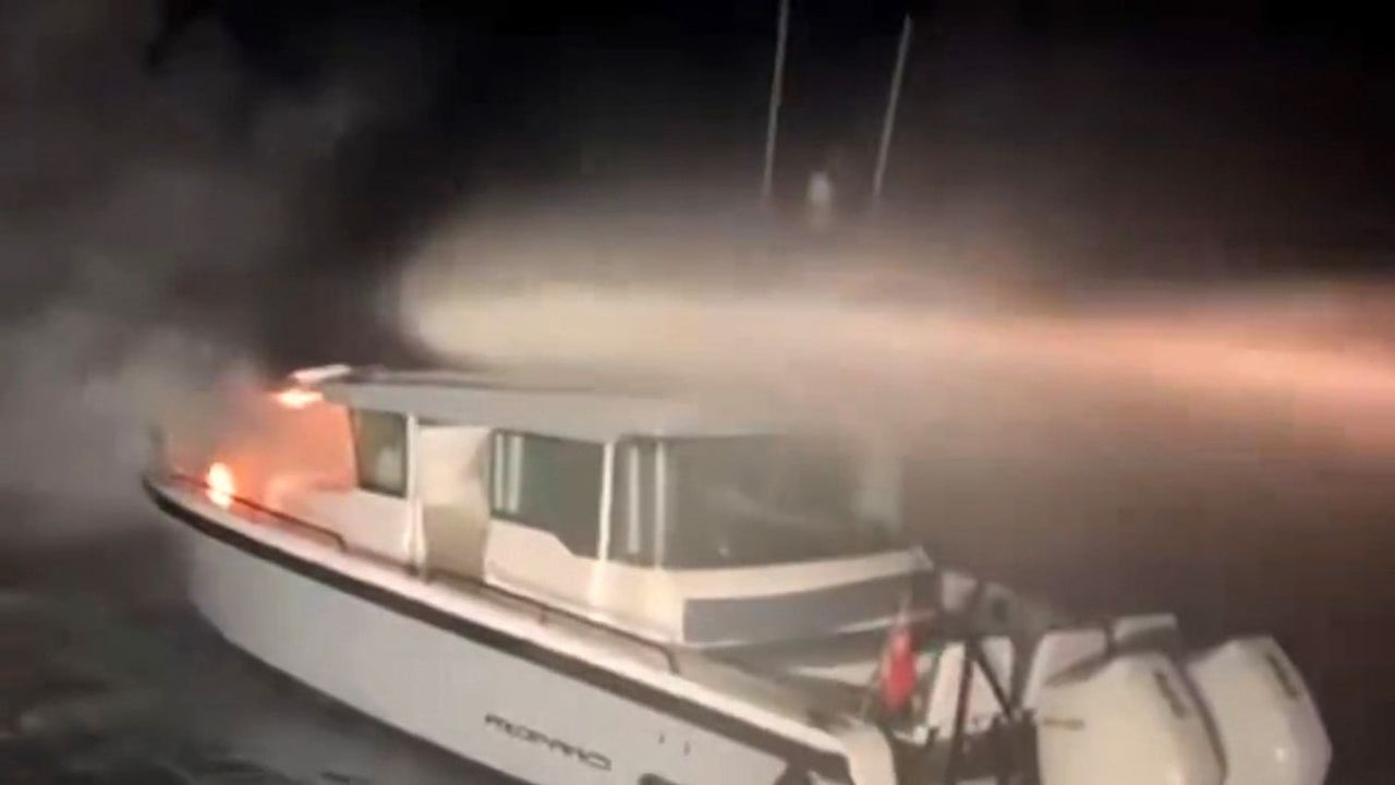 Haydarpaşa Mendireği Açıklarında Seyir Halindeki Teknede Yangın; Kıyı Emniyeti Müdahale Etti