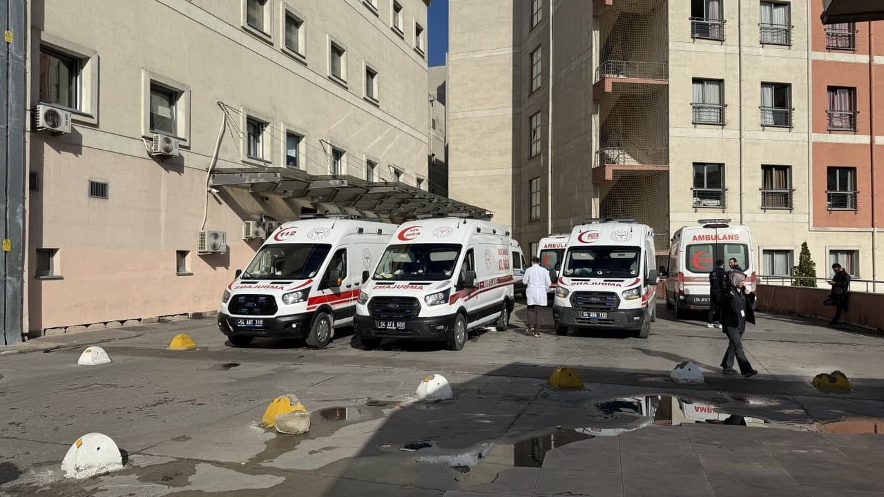 Hendek’te düğün salonunda çıkan kavgada orkestracı ağır yaralandı; şüpheliler gözaltında