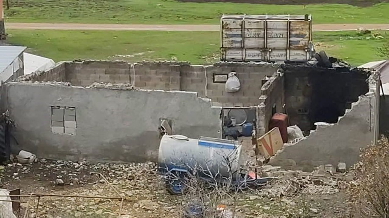 Hilvan Uzuncuk Mahallesi'nde şiddetli fırtına: Çatıların uçtuğu, elektrik direklerinin devrildiği anlar