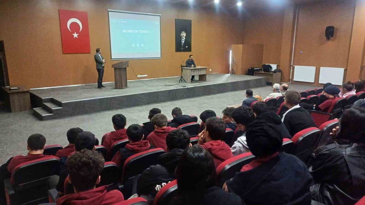 Hisarcık 15 Temmuz Şehitleri Anadolu Lisesi'nde İklim Değişikliği Konferansı: Bilimsel Yaklaşım ve Pratik Çözümler