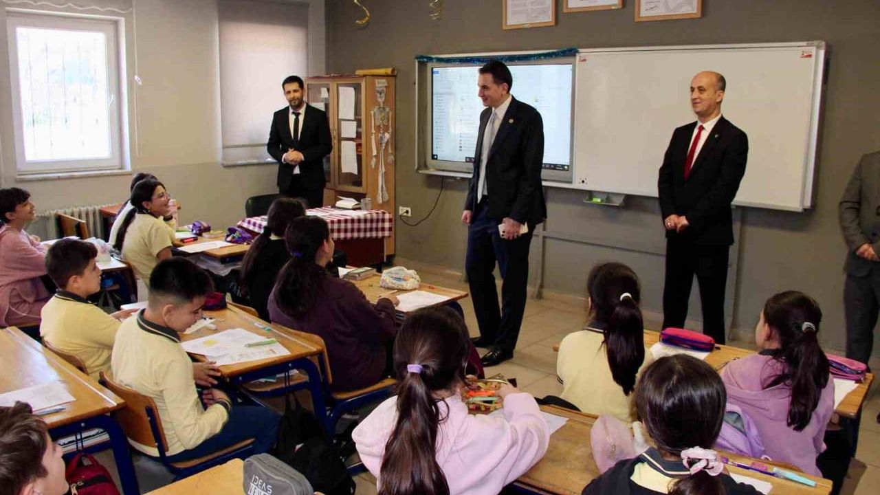 Hisarcık Kaymakamı Erkan Atam, Öğrenci-Öğretmen Buluşmaları Kapsamında İki Ortaokulu Ziyaret Etti