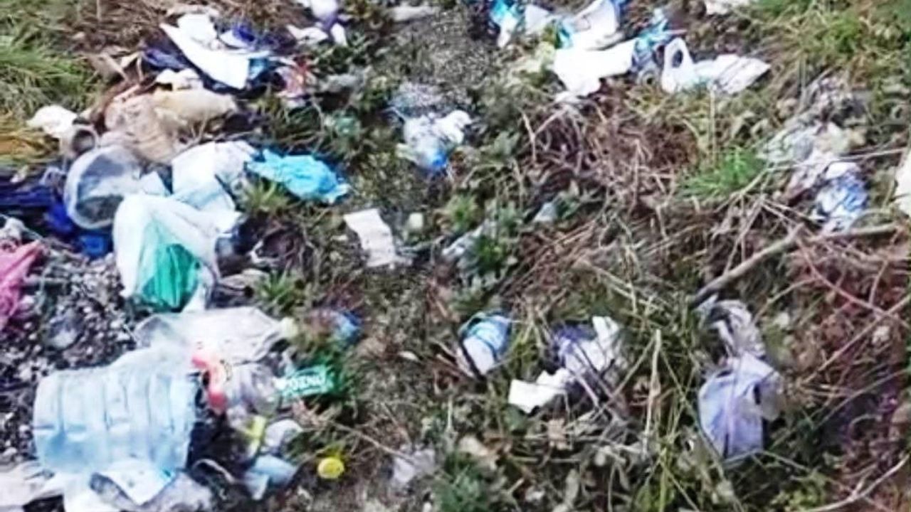 Hisarcık-Simav Karayolu’ndaki hayırsever çeşmesinin çevresi çöplüğe döndü