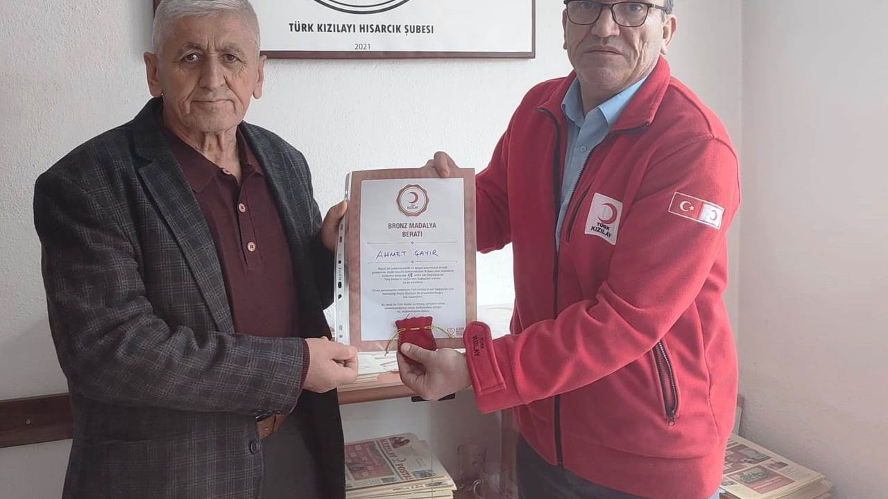 Hisarcık'ta 18. kez kan bağışı yapan esnafa Kızılay bronz madalya verdi