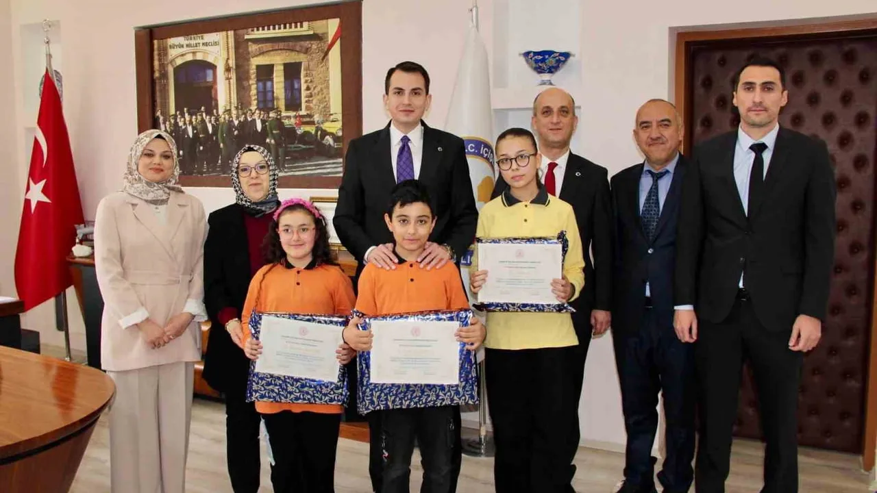 Hisarcık’ta Kütüphane Haftası: En çok kitap okuyan öğrencilere Kaymakam Erkan Atam ödül verdi