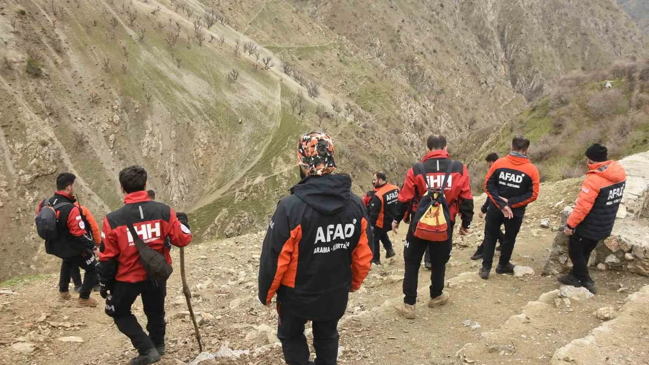 Hizan’da kaybolan minik Rabia (Rabi Ilgaz), 250 kişilik ekip ve drone desteğiyle sağ bulundu