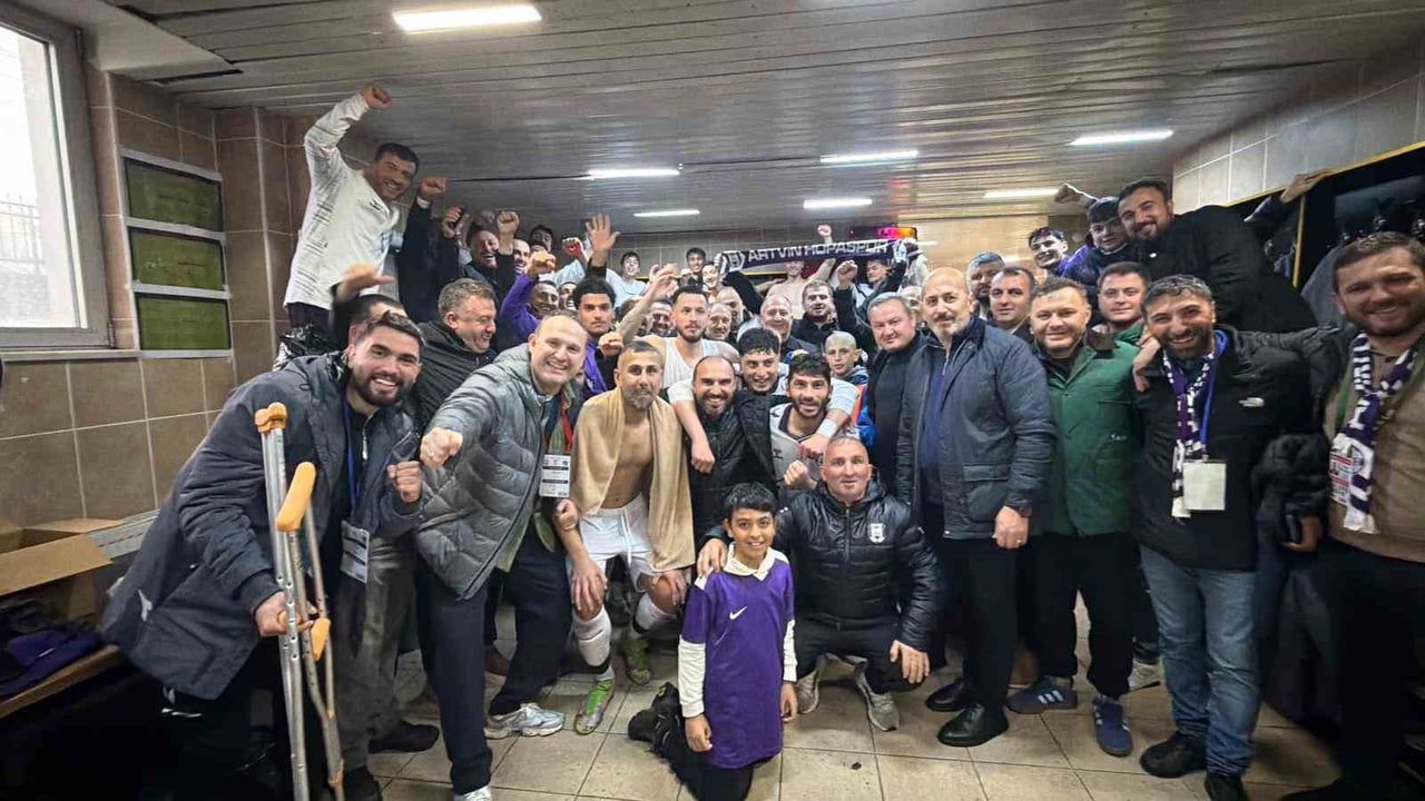 Hopa'da amatör maç öncesi taraftarlar kamyon kasasında stadyuma gitti