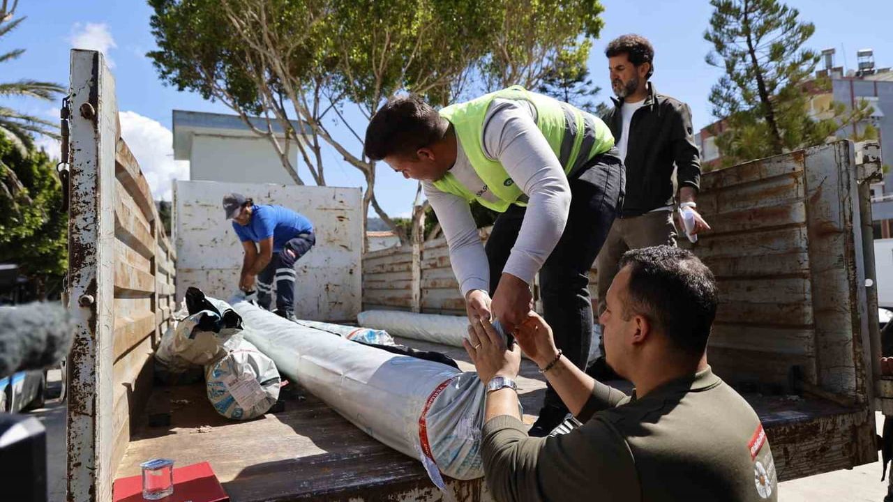 Hortum zarar gören Kumlucalı çiftçilere Antalya Büyükşehir'den sera naylonu desteği