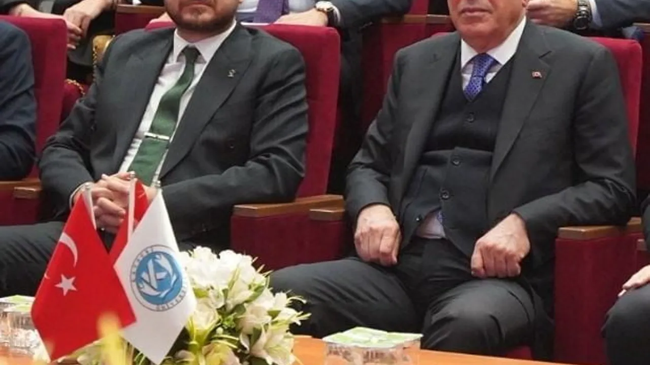 Hüseyin Okandan: Paskalya etkinliklerinde bayrak ve Hulusi Akar posterinin yakılması ‘açık provokasyon ve alçaklık’