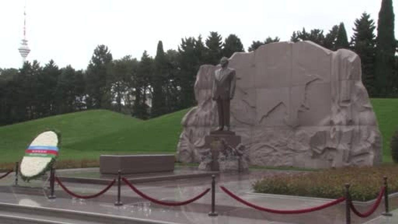 İçişleri Bakanı Mustafa Çiftçi Bakü’de Haydar Aliyev’in Mezarını ve Şehitlikleri Ziyaret Etti