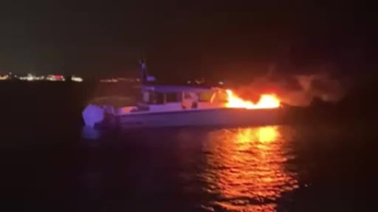 İçişleri Bakanlığı, Kadıköy'deki teknede yangın müdahalesi ve kurtarma görüntülerini paylaştı