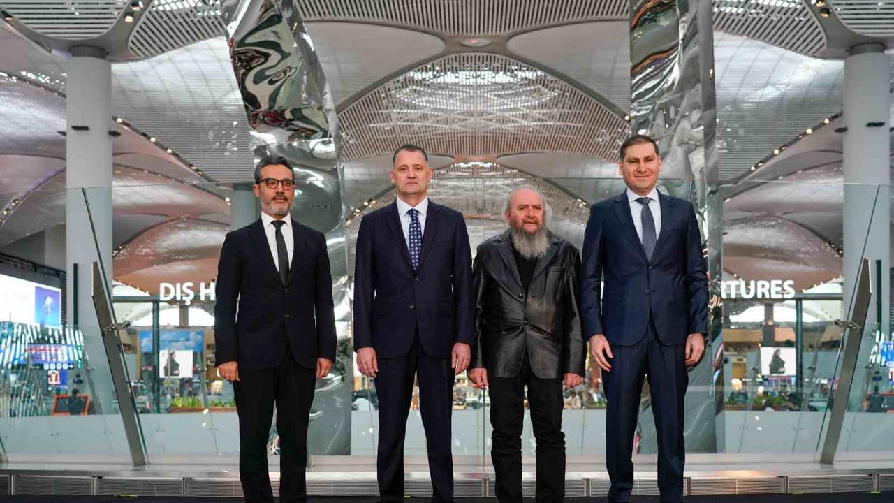 İGA İstanbul Havalimanı’nda Hayri Karay’ın 37,7 metre yüksekliğindeki kinetik heykeli açıldı