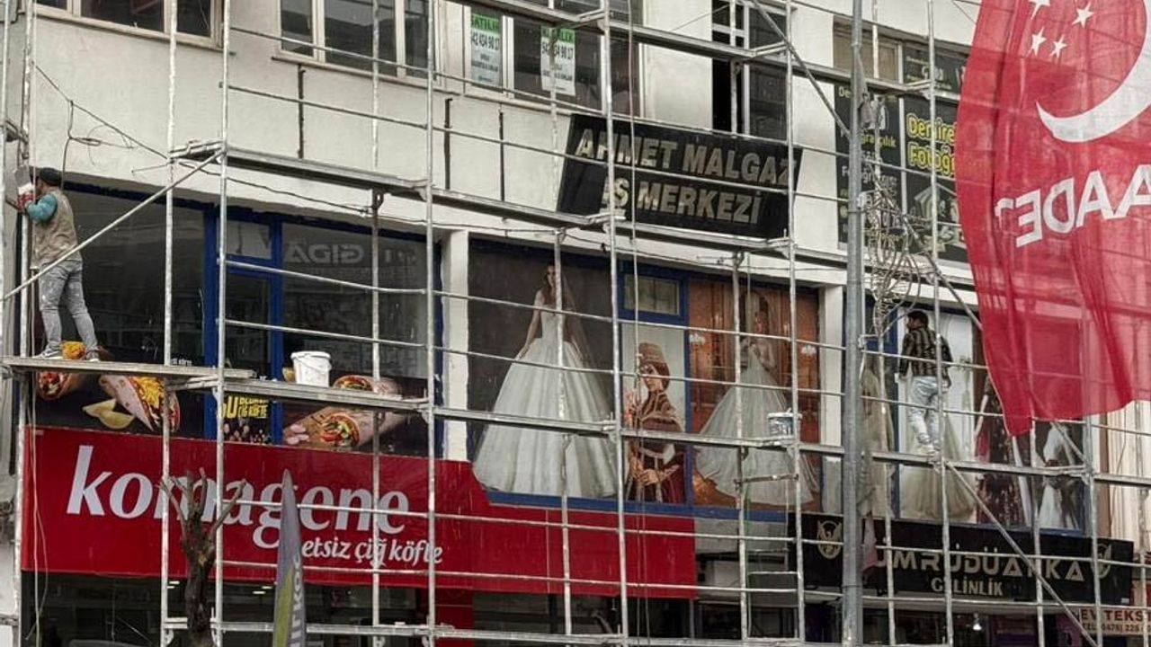 Iğdır'da bina cephe çalışmasında güvenlik ihmali: Yaya ve işçi güvenliği riske atıldı