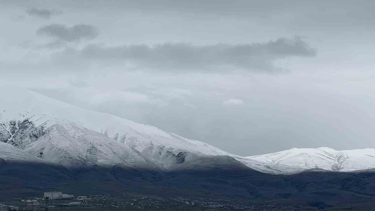 İğdır'da Nisan Ayında Kar Sürprizi: Dağlar Yeniden Beyaza Büründü