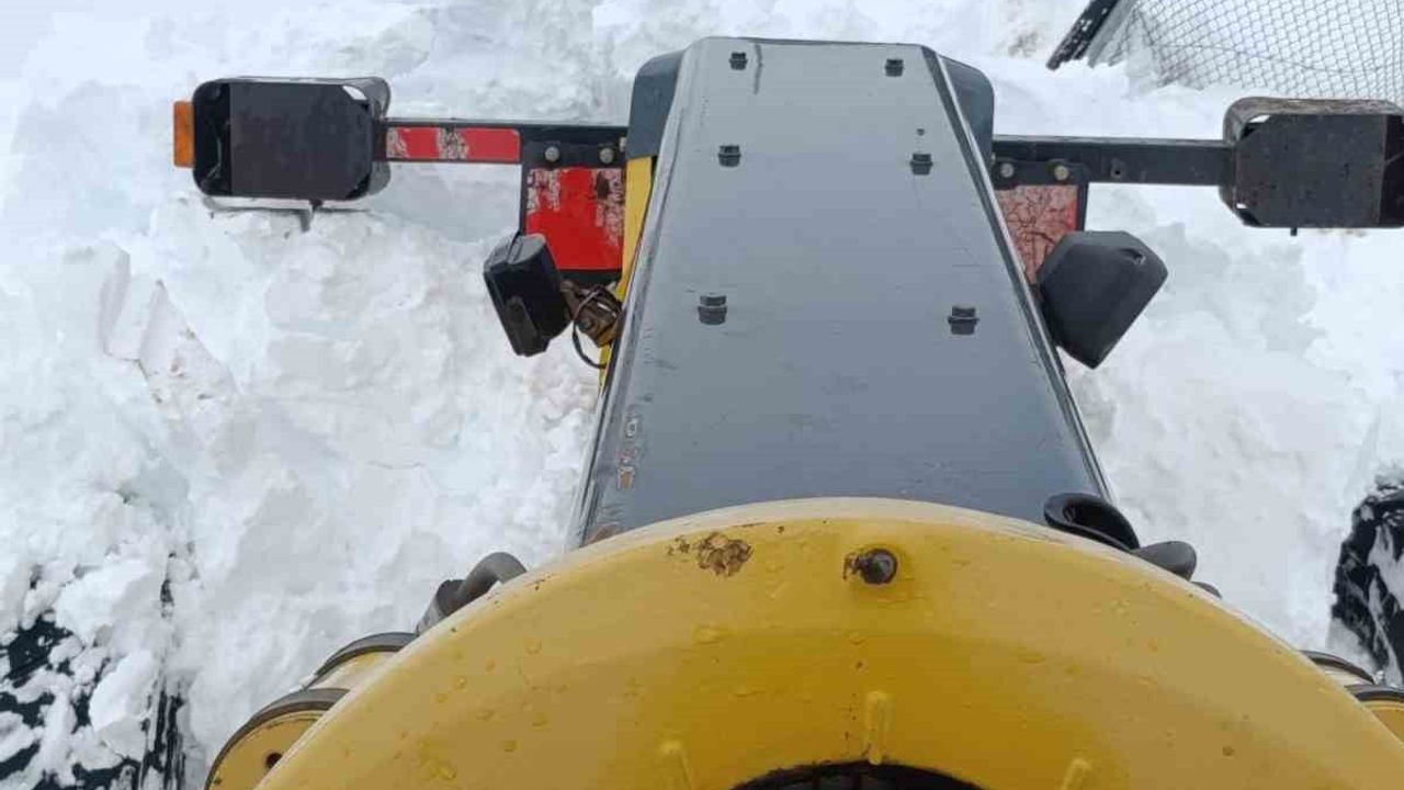 Iğdır'da Nisan Karı: Tuzluca ve Karakoyunlu Köylerinde Yollar Yeniden Ulaşıma Açılıyor