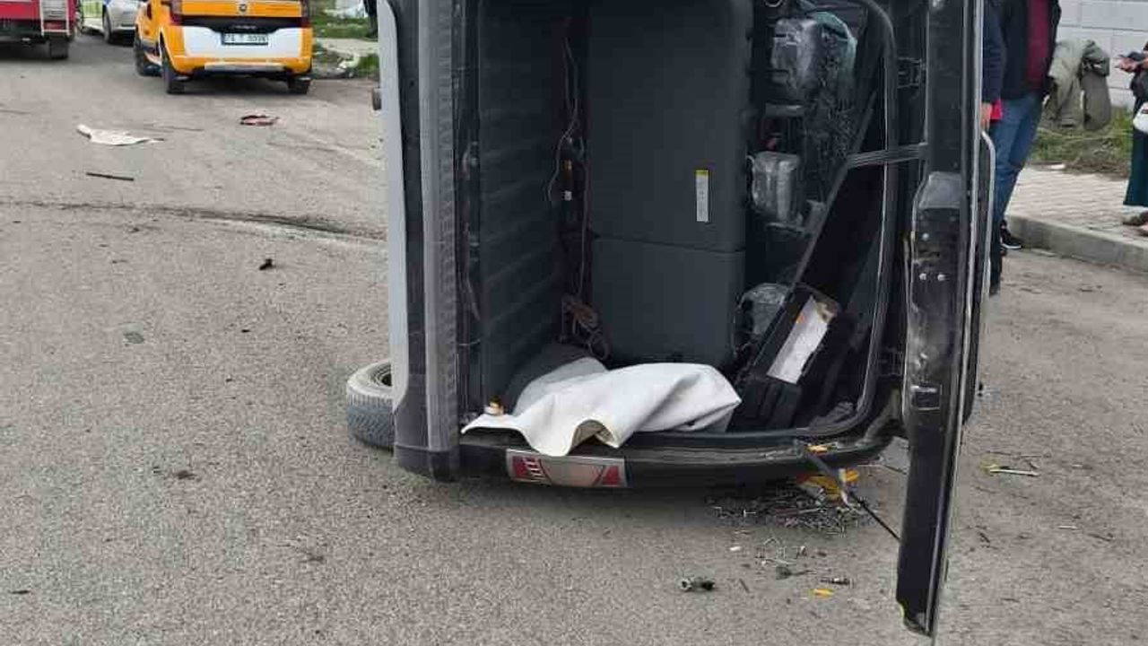 Iğdır'da ticari araç refüje çarpıp takla attı: 2 yaralı