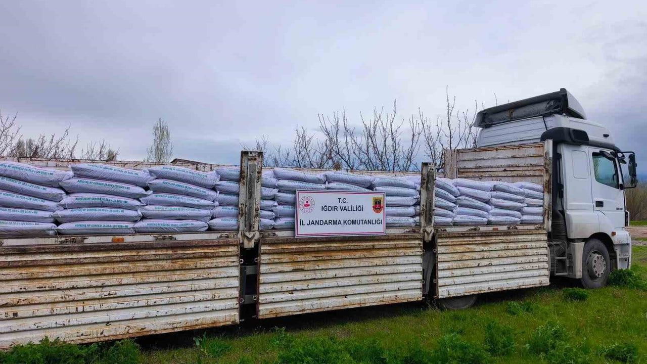 İğdır Melekli'de kaçak gübre operasyonu: 30 ton ele geçirildi, 2 şüpheli gözaltında