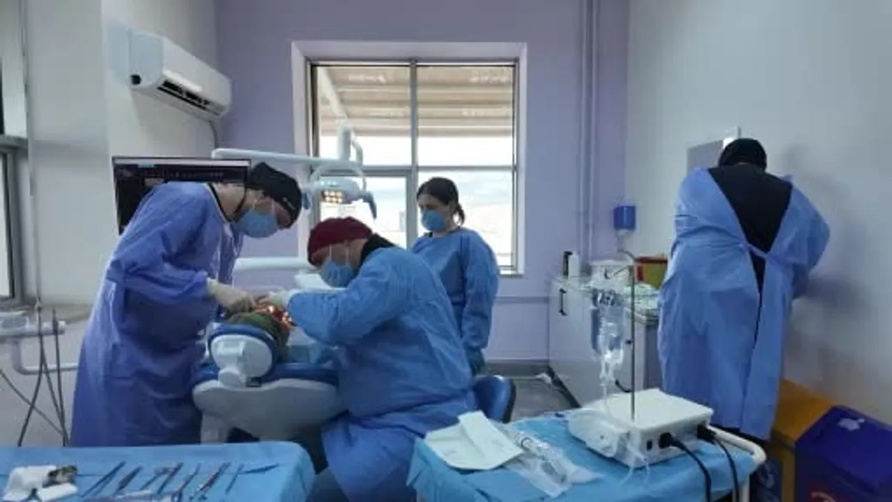Iğdır Üniversitesi Ağız ve Diş Sağlığı Hastanesi'nde ilk implant tedavisi uygulandı