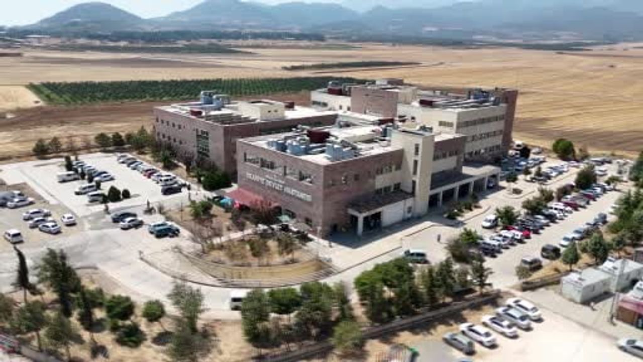 İhtisasta tanışan iki kadın doğum uzmanı, İslahiye'de birlikte cerrahi hizmetleri güçlendiriyor