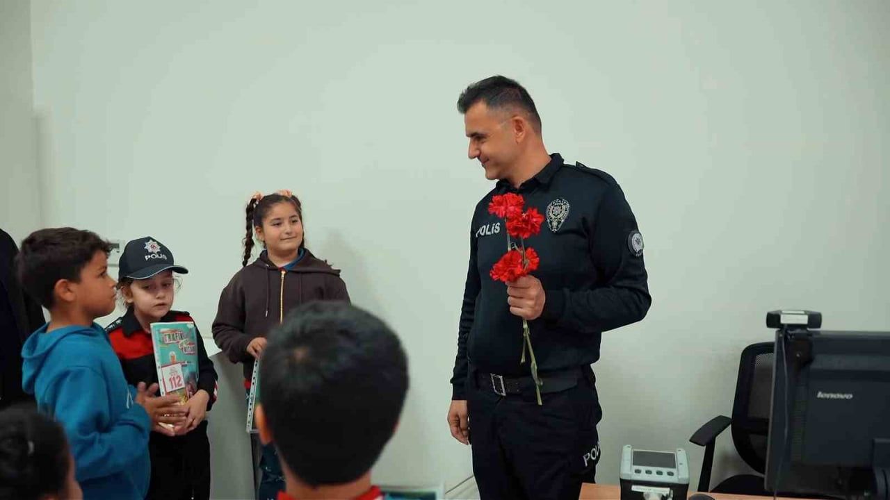 İlkokul Öğrencilerinden Polis Haftası'nda Anlamlı Ziyaret ve Sürpriz
