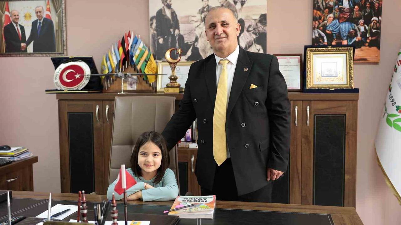 İncirliova Belediye Başkanı Aytekin Kaya, 8 yaşındaki Sare'nin ödevine destek verdi