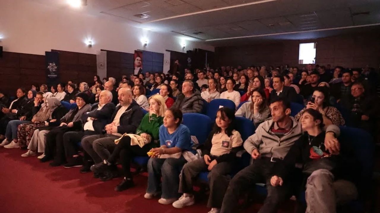 İncirliova'da 'Oğluma Kız mı Yok' tiyatro oyunu yoğun ilgi gördü