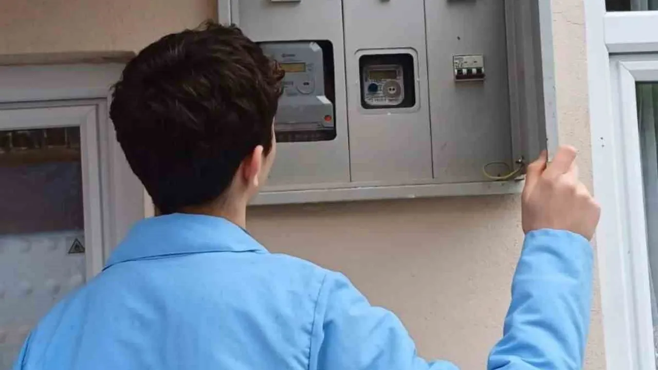 İnebolu'da Meslek Lisesi Öğrencilerinden İhtiyaç Sahiplerine Ücretsiz Elektrik Tesisatı Onarımı