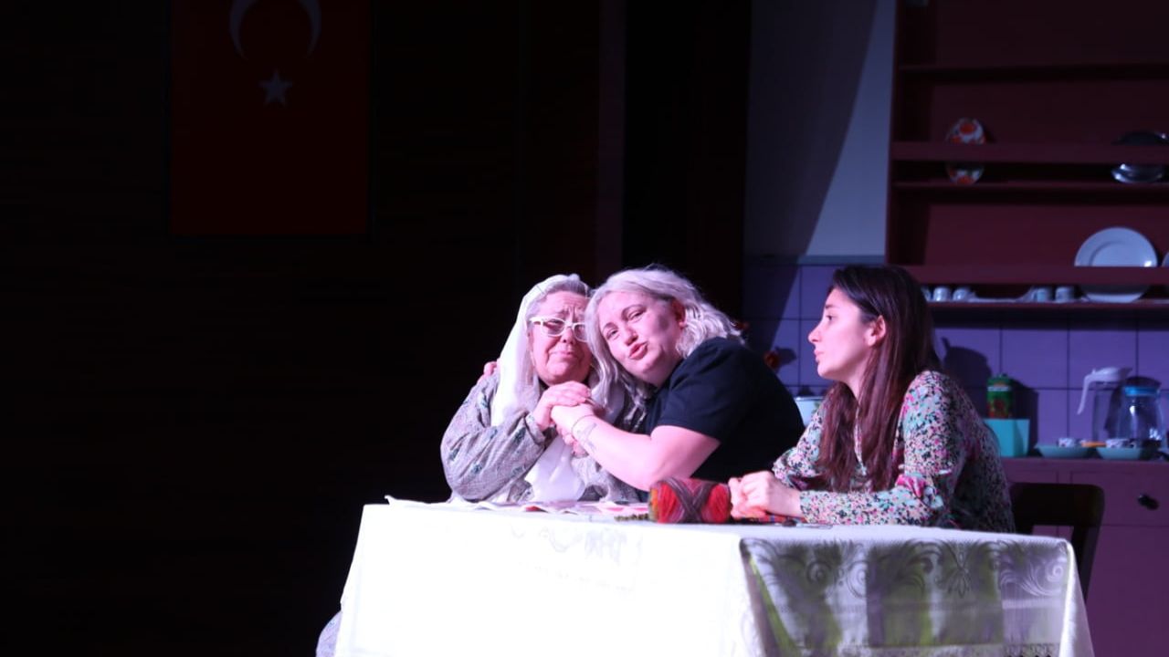 İnegöl Belediyesi Şehir Tiyatrosu "Kadın Sığınağı" sezon finalini yaptı