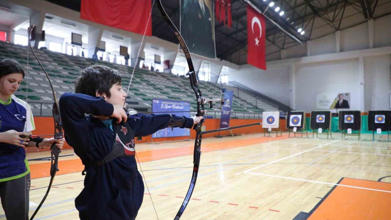 İnegöl'de 9. Okullar Arası Spor Festivali'nde okçuluk müsabakaları gerçekleştirildi