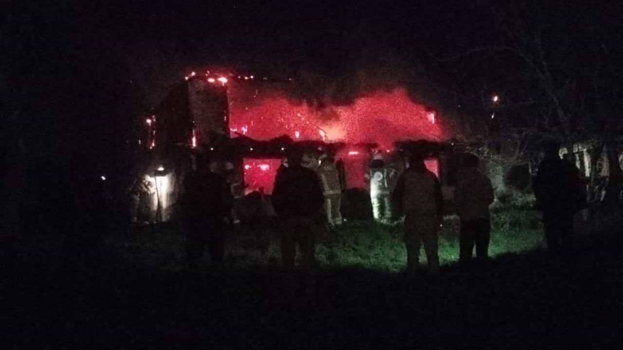 İnegöl'de gece çıkan yangında Zikri Atan'a ait 2 katlı ev küle döndü