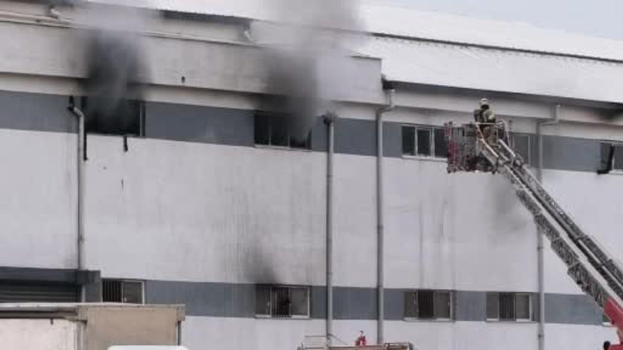 İnegöl’de mobilya fabrikasında yangın: İtfaiye ekipleri müdahale etti, 1 saatte söndürüldü