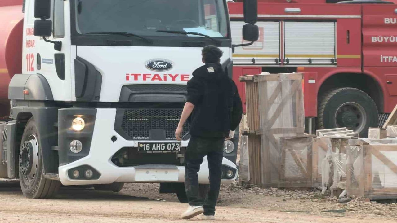 İnegöl'de mobilya fabrikasında yangın: İtfaiye ekipleri yaklaşık 1 saatte söndürdü